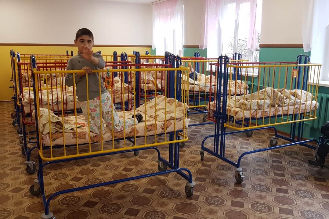 Московские интернаты для детей. Детский дом интернат. Кровати для детского дома-интерната. Малыши в детском доме.